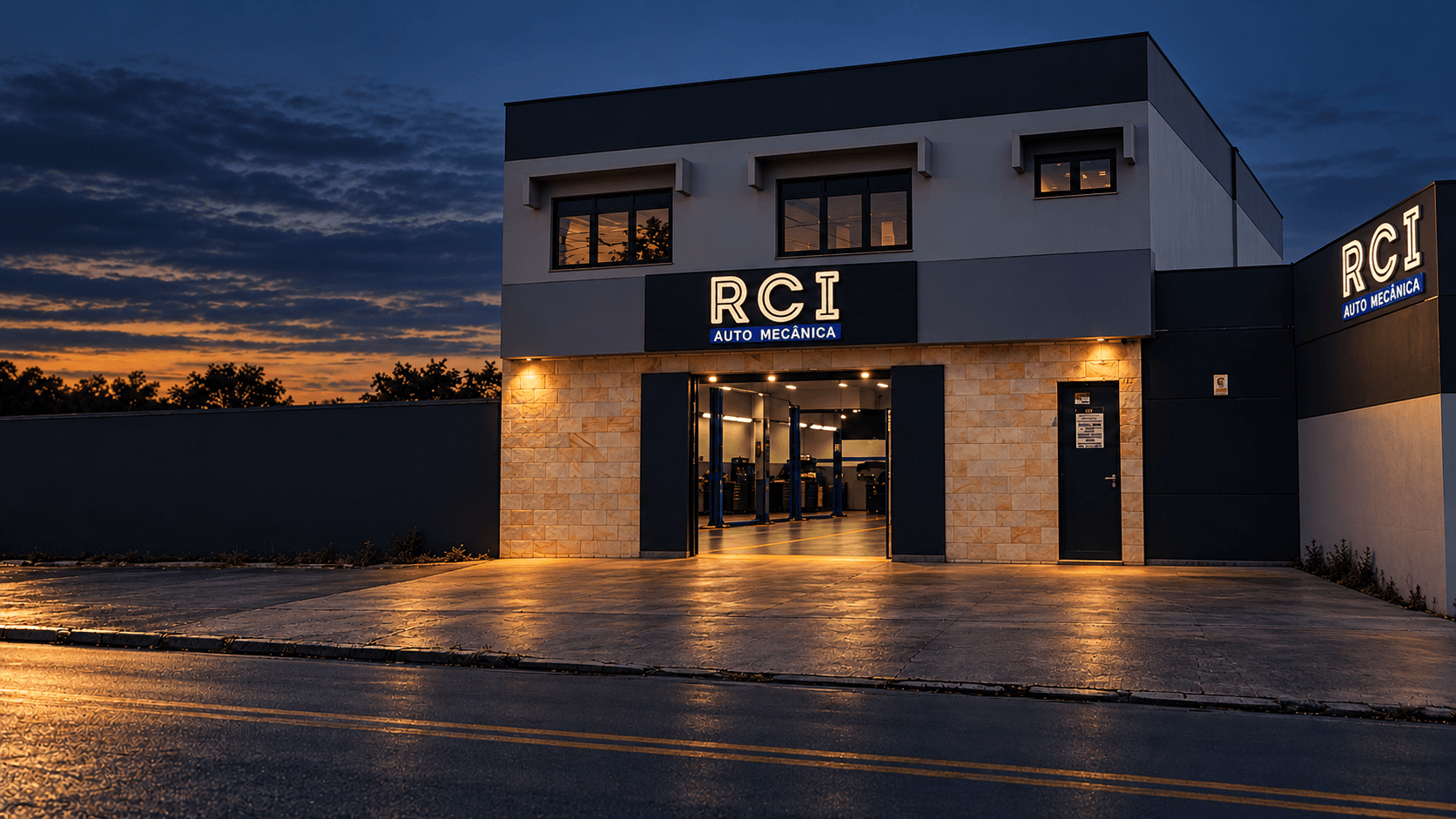 Fachada da RCI Auto Mecânica à noite, com o letreiro aceso e o portão aberto mostrando os elevadores do salão iluminado