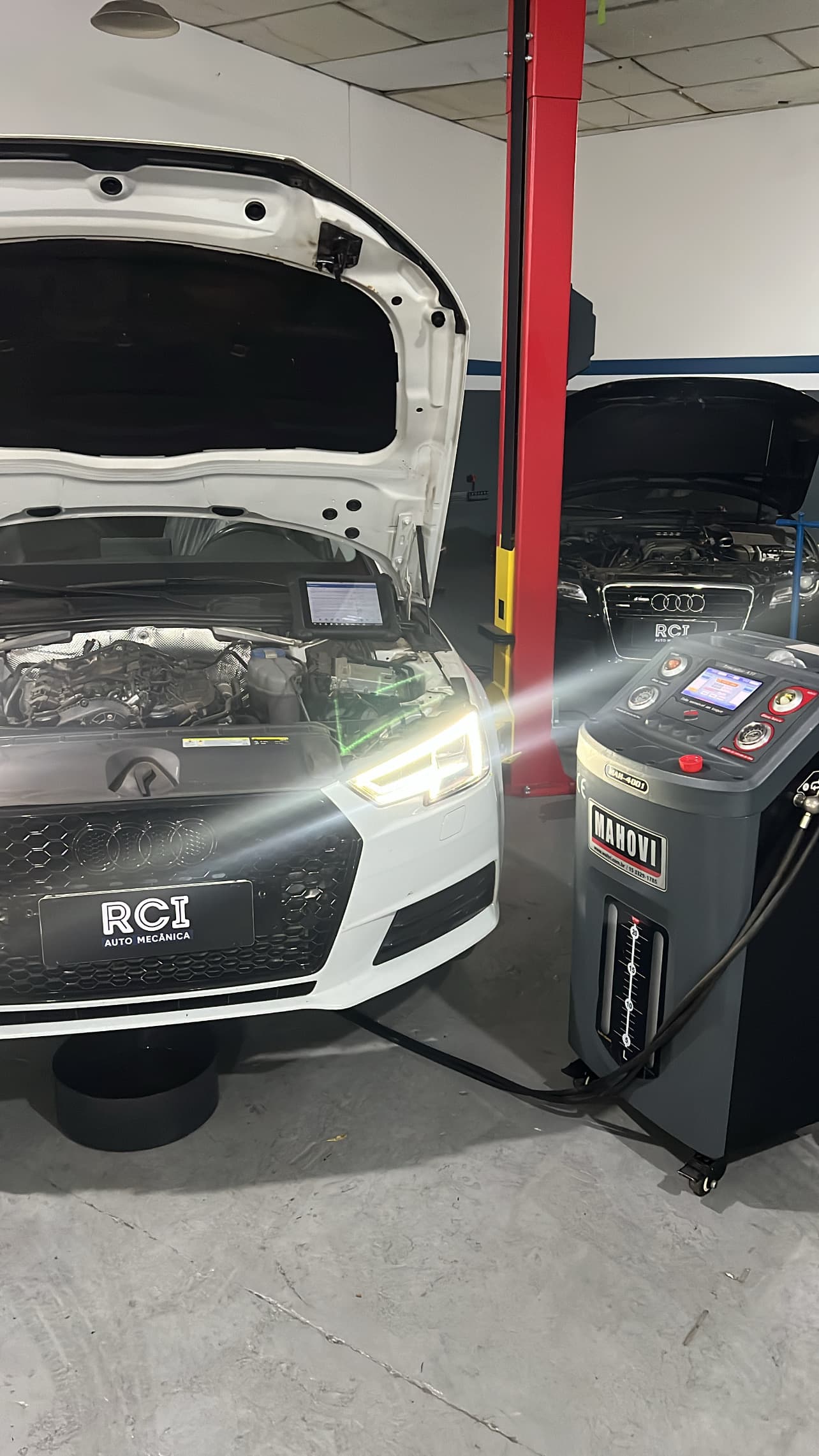 Audi A4 branco com a máquina de diálise de transmissão ligada
