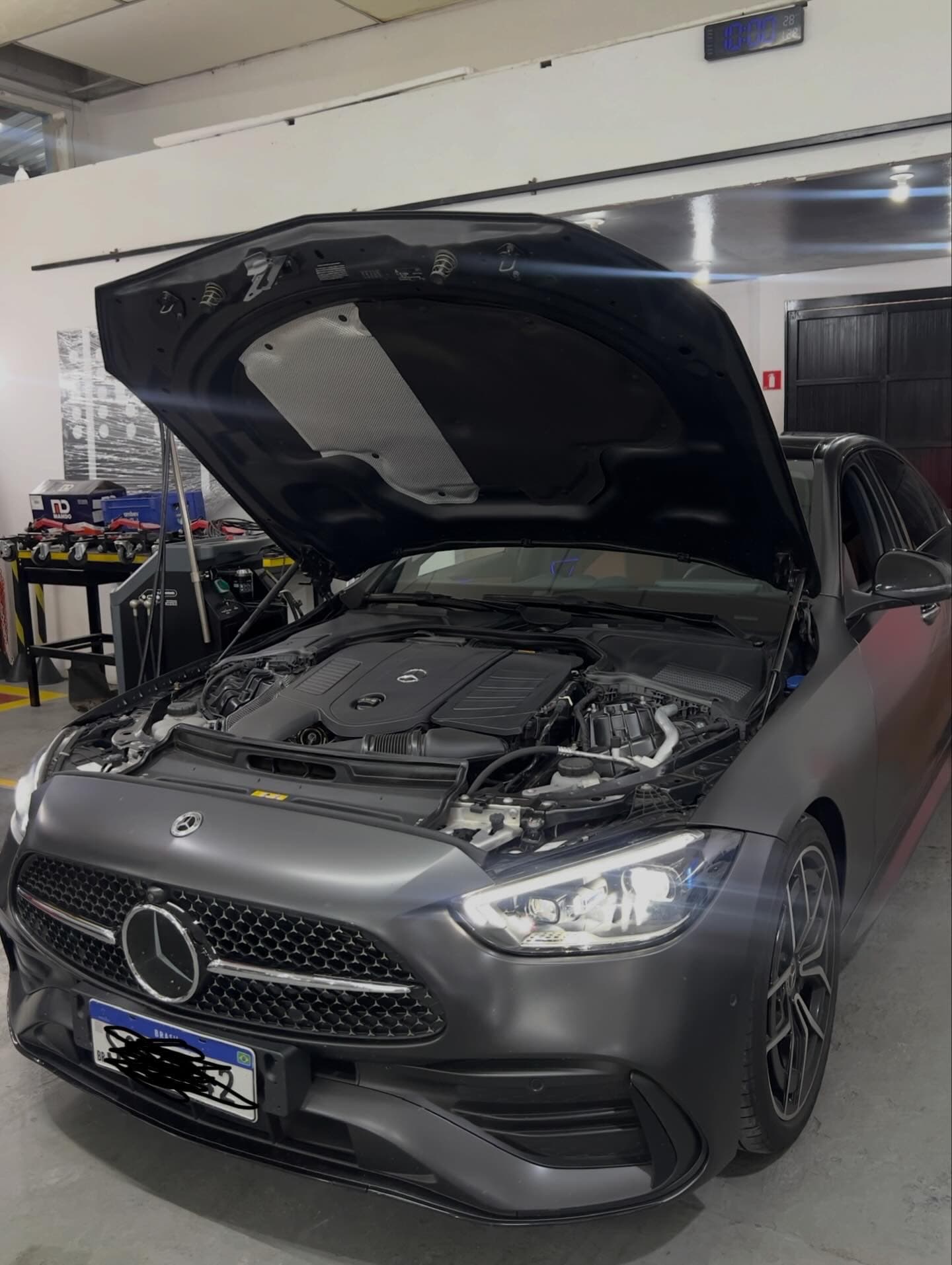 Mercedes C300 híbrido de capô aberto no salão da oficina