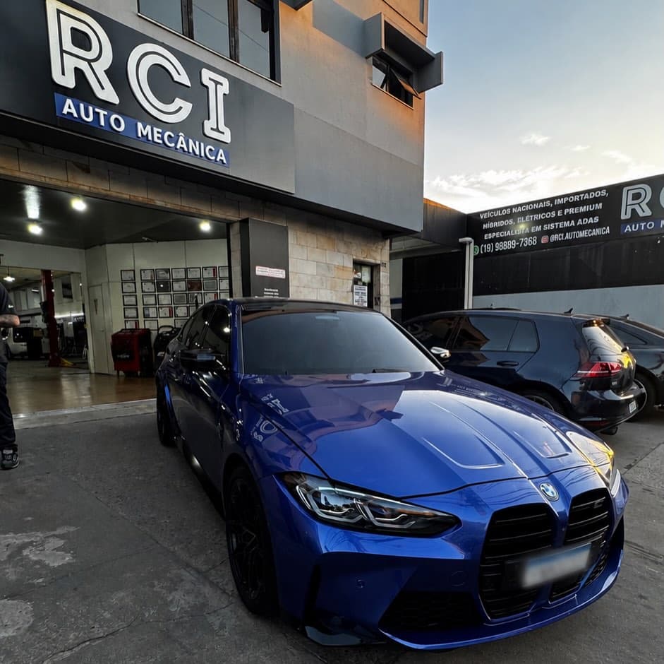 BMW M3 azul estacionada em frente à fachada da RCI Auto Mecânica em Limeira