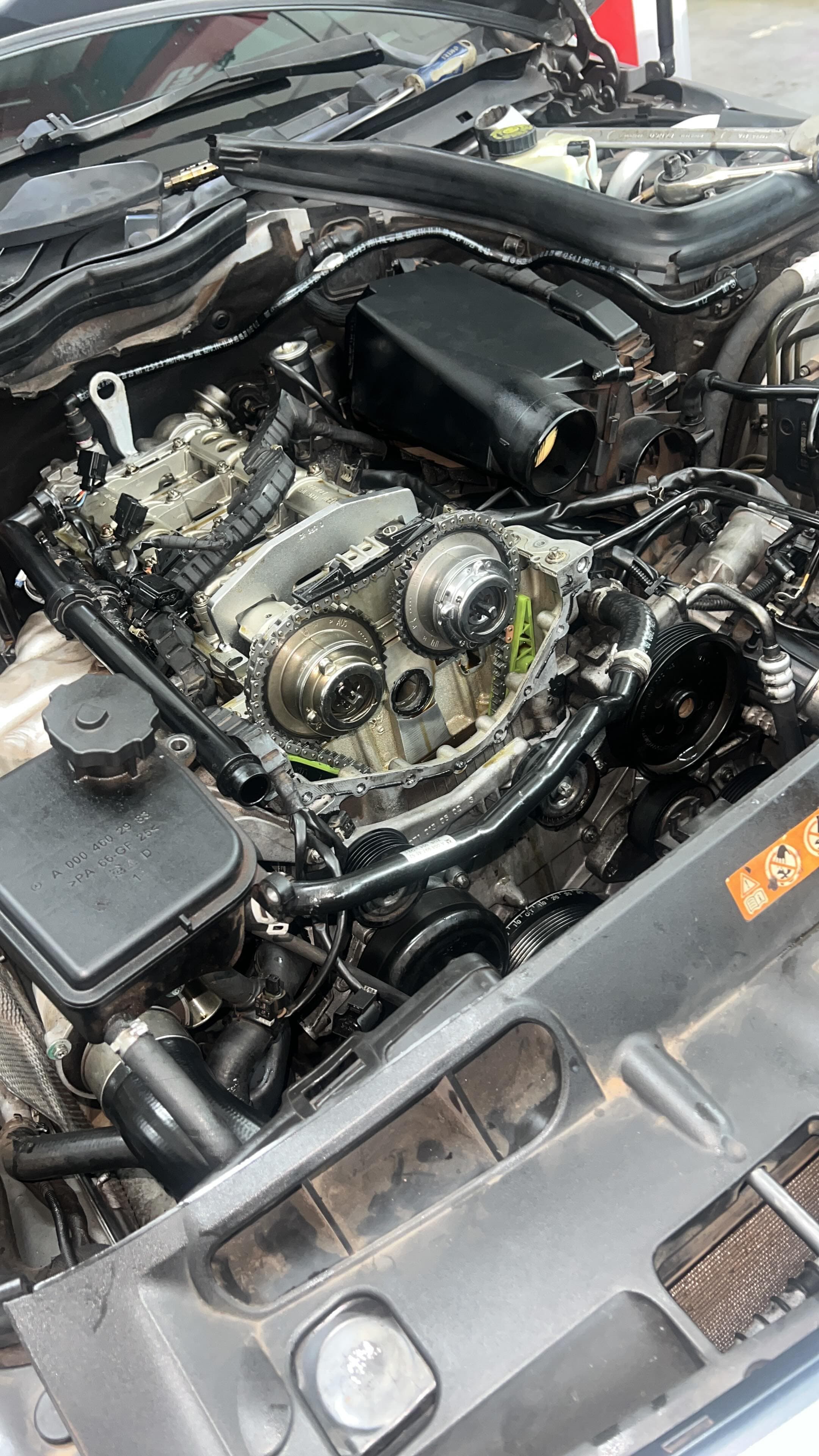 Motor aberto com a distribuição à mostra durante um diagnóstico